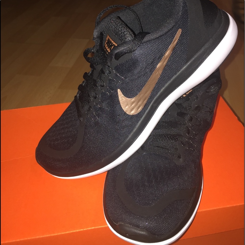 SOLD Women’s Black/GoldNike flex runners